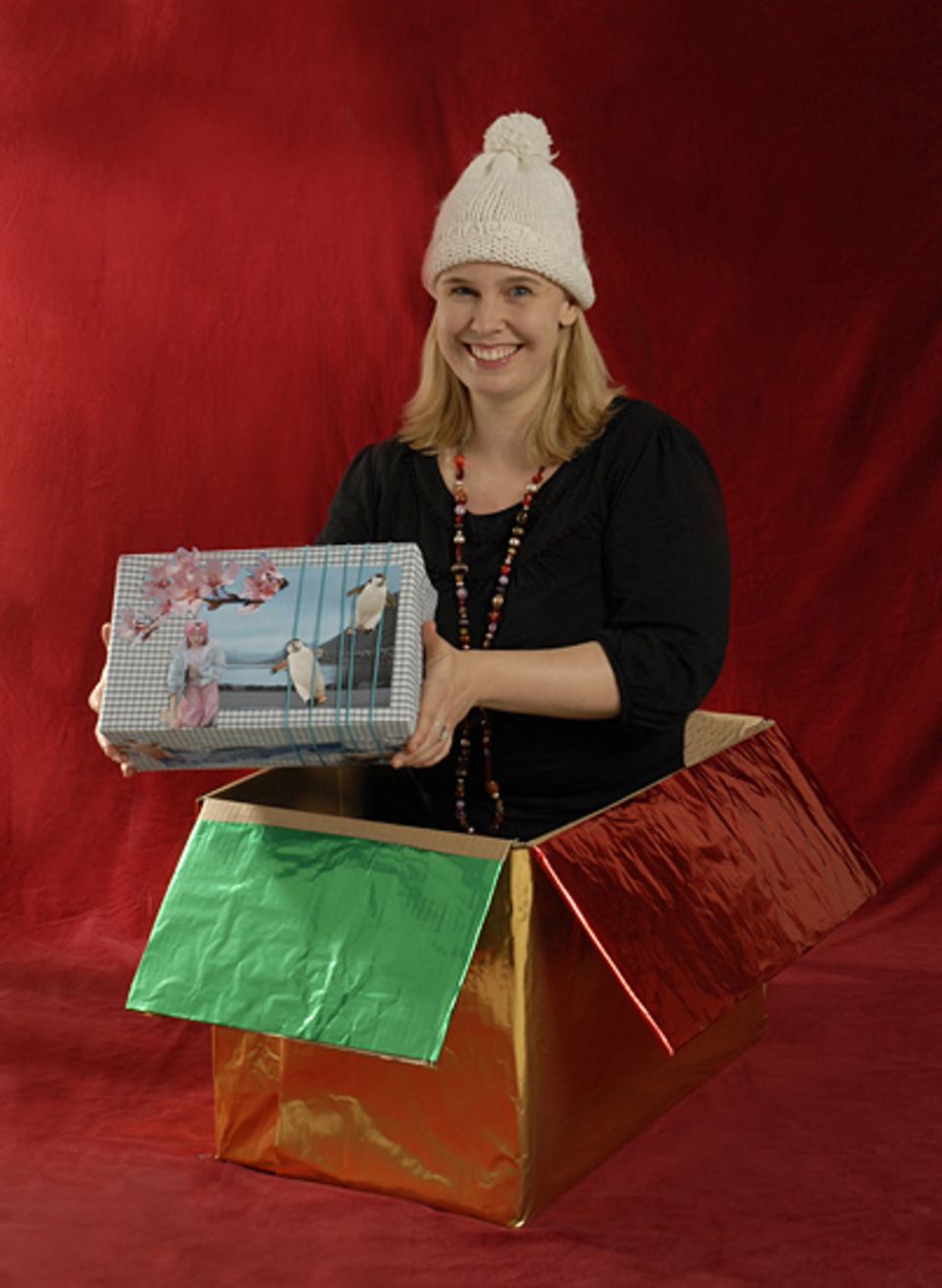 Textredakteurin Alva Gehrmann verpackt ihre Weihnachtsgeschenke in hübschen Geschenkkisten Textredakteurin Alva Gehrmann verpackt ihre Weihnachtsgeschenke in hübschen Geschenkkisten
