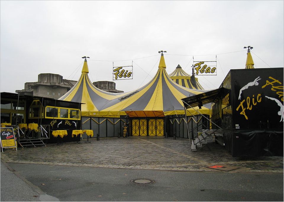 Hinter dem großen Zirkuszelt des Zirkus FlicFlac stehen die Wohnwagen der Artisten und Angestellten, aber auch das "fahrende Klassenzimmer" Hinter dem großen Zirkuszelt des Zirkus FlicFlac stehen die Wohnwagen der Artisten und Angestellten, aber auch das "fahrende Klassenzimmer"