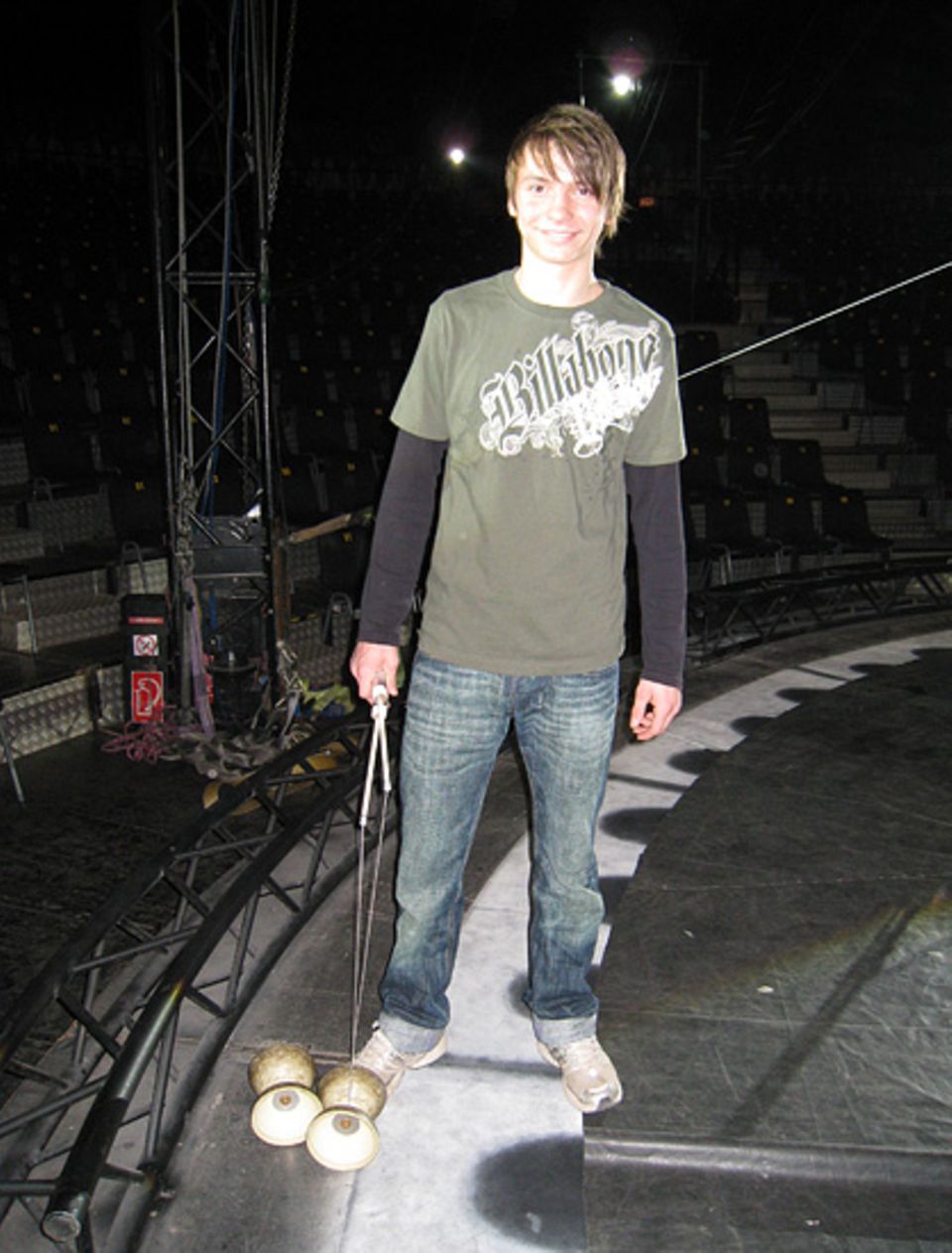 Nicolai ist 15 und liebt das Leben beim Zirkus. Nächstes Jahr will er seinen Realschulabschluss machen - und nebenbei trainiert er fleißig mit seinem Diabolo Nicolai ist 15 und liebt das Leben beim Zirkus. Nächstes Jahr will er seinen Realschulabschluss machen - und nebenbei trainiert er fleißig mit seinem Diabolo
