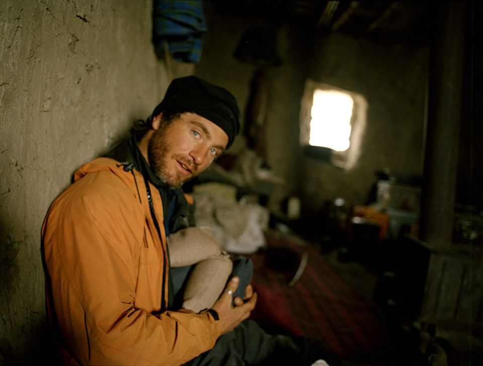 Bei seinen Expeditionen durch den Wakhan-Korridor wollte der Fotograf Matthieu Paley den Alltag der Menschen in dieser entlegenen, extremen Bergwelt kennenlernen - wie hier beim Besuch im Haus eines örtlichen Opium-Händlers