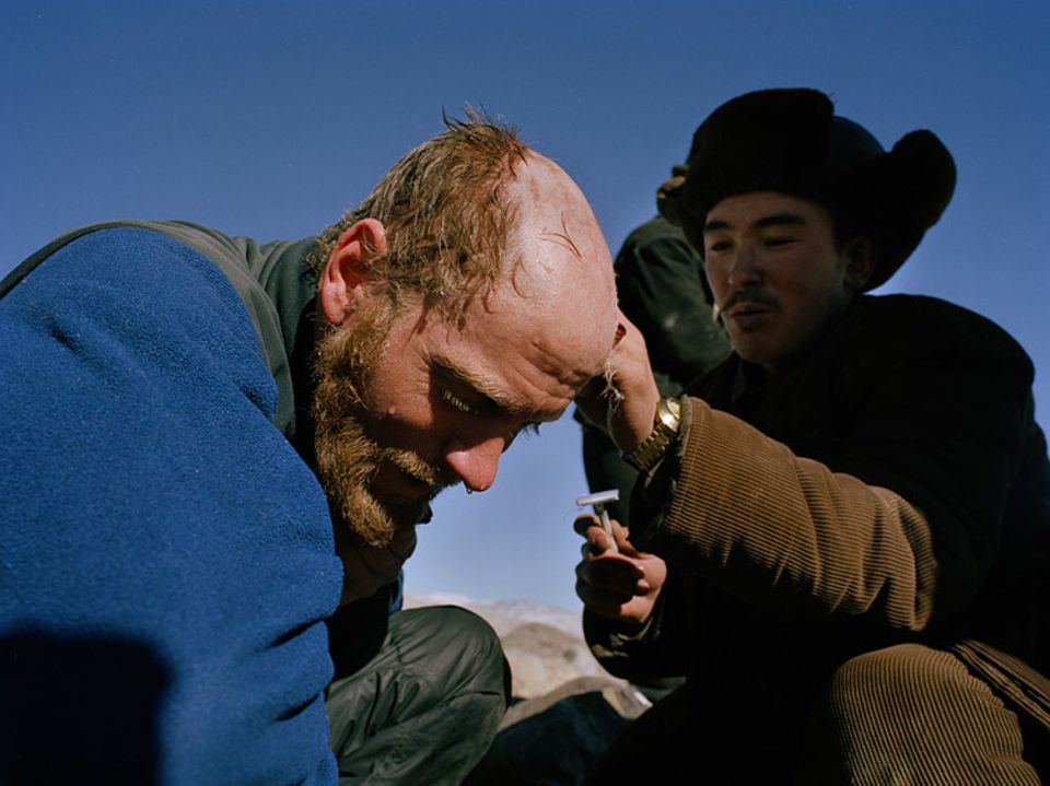 Gastfreundschaft mit der Klinge: Ted Callahan lässt sich von Roshan, einem Sohn des Anführers der Pamir-Kirgisen, den Kopf rasieren. Der nächste professionelle Barbier wäre acht Tagesritte entfernt gewesen...