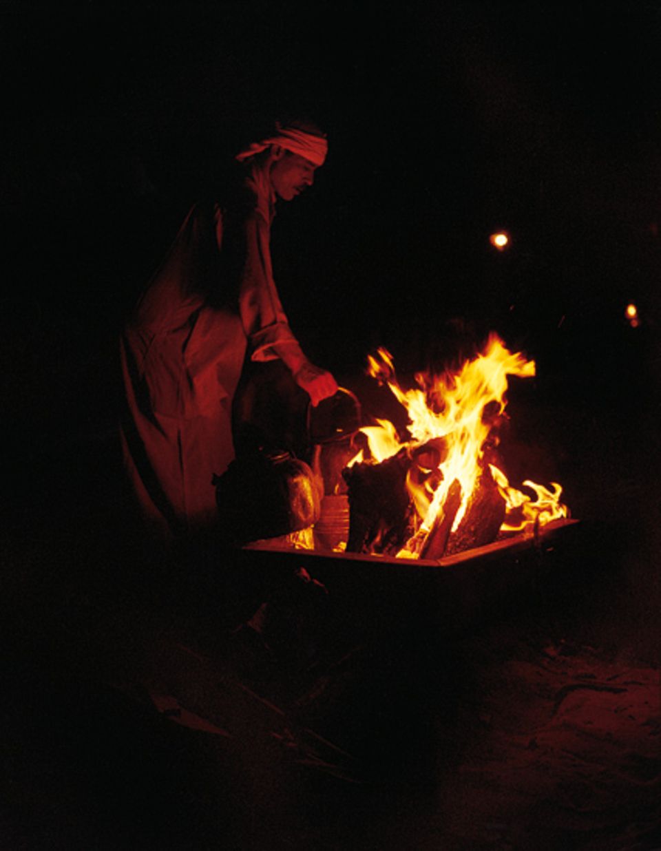 In klaren Nächten zünden die Beduinen im Zeltlager des "Captain's Desert Camp" ein Feuer an - und die Gäste wärmen sich unter einem übewältigenden Sternenhimmel In klaren Nächten zünden die Beduinen im Zeltlager des "Captain's Desert Camp" ein Feuer an - und die Gäste wärmen sich unter einem übewältigenden Sternenhimmel