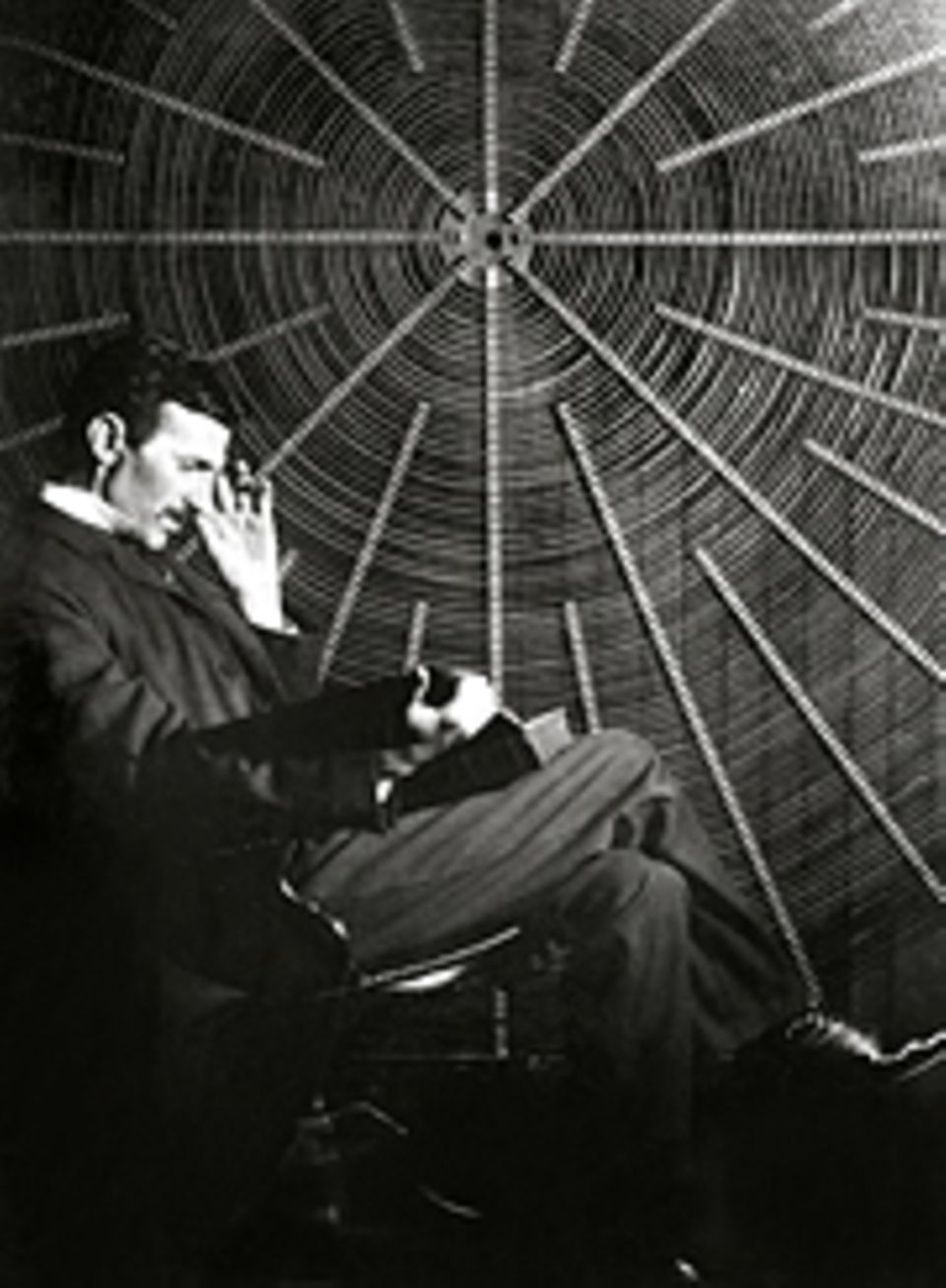 Erfinder: Nach seinem Bruch mit Edison arbeitet Tesla - hier in den 1890er Jahren in seinem Labor - für den Industriellen George Westinghouse, der seine Patente kauft und dem Wechselstrom zum Durchbruch verhilft Erfinder: Nach seinem Bruch mit Edison arbeitet Tesla - hier in den 1890er Jahren in seinem Labor - für den Industriellen George Westinghouse, der seine Patente kauft und dem Wechselstrom zum Durchbruch verhilft