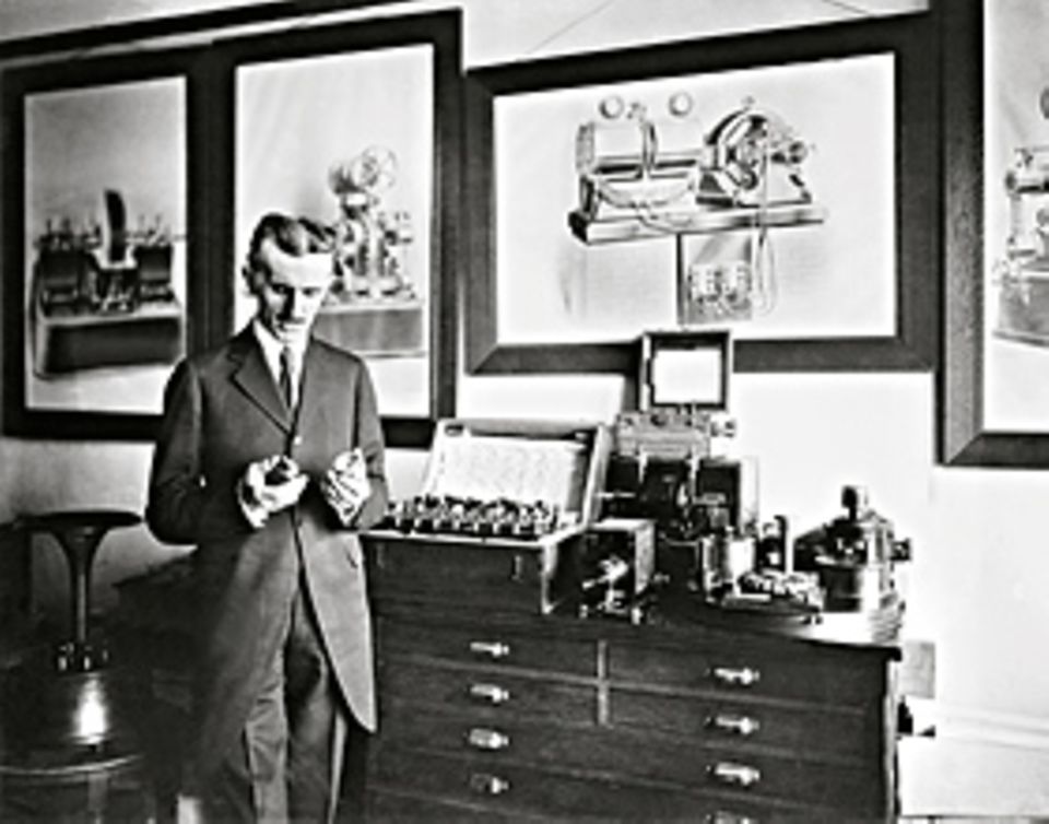 Erfinder: Tesla - hier um 1900 im New Yorker Büro - bleibt immer kreativ. Mit über 50 konstruiert er unter anderem Frequenzmesser, Blitzableiter, ein senkrecht startendes Fluggerät und ein geothermisches Kraftwerk Erfinder: Tesla - hier um 1900 im New Yorker Büro - bleibt immer kreativ. Mit über 50 konstruiert er unter anderem Frequenzmesser, Blitzableiter, ein senkrecht startendes Fluggerät und ein geothermisches Kraftwerk