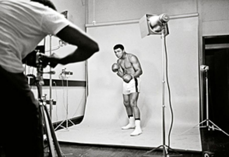 Den Moment festhalten: 1966 lässt sich Boxstar Muhammed ali von einem Fotografen verewigen Den Moment festhalten: 1966 lässt sich Boxstar Muhammed ali von einem Fotografen verewigen