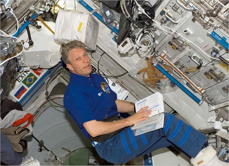 Astronaut Thomas Reiter bei einer Expedition im Weltraum mit der STS-121 Mannschaft im Weltraumschiff Discovery Astronaut Thomas Reiter bei einer Expedition im Weltraum mit der STS-121 Mannschaft im Weltraumschiff Discovery