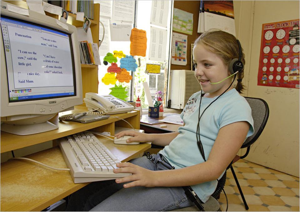Per Computer lockt sich Kirby bei der "School of the Air" ein. Die Internetschule wurde für Kinder wie sie gegründet, die an abgelegenen Orten leben Per Computer lockt sich Kirby bei der "School of the Air" ein. Die Internetschule wurde für Kinder wie sie gegründet, die an abgelegenen Orten leben