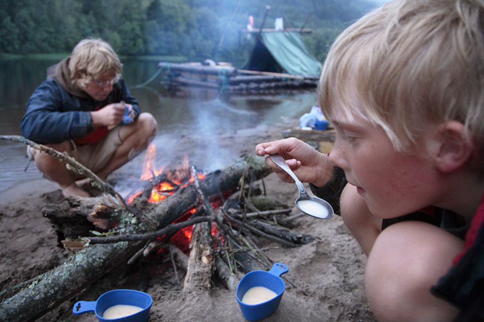 Abends wird Feuerholz gesammelt, zur Stärkung gibt es Spargelsuppe aus der Tüte
