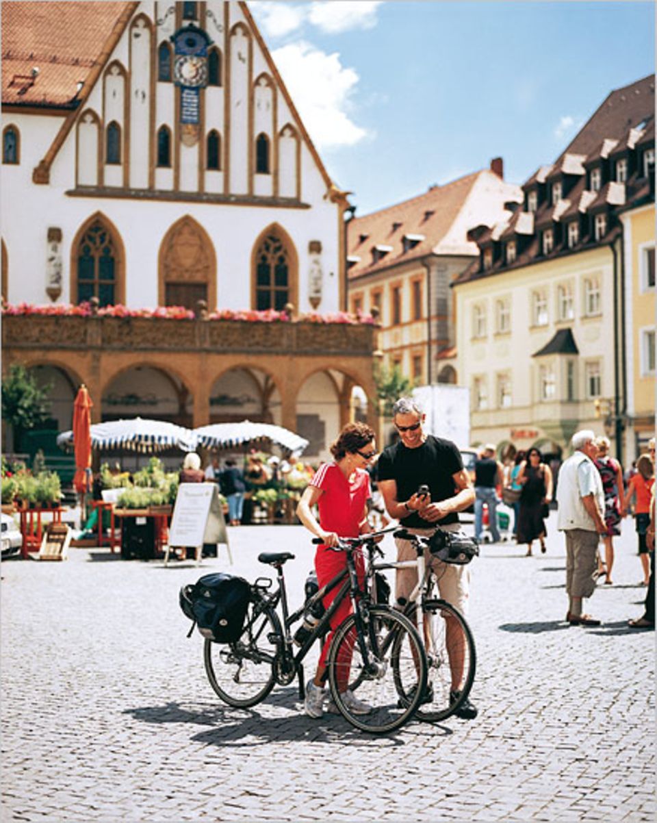 Auf dem Marktplatz von Amberg startet das GEO Saison-Tema die Fünf-Flüsse-Tour