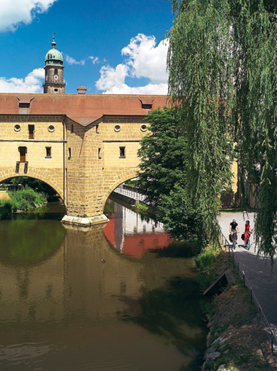 An der Vils entlang durchs mittelalterliche Stadtor in Amberg