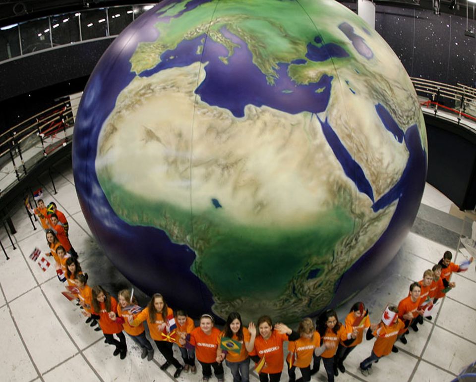 Begehbare Erdkugel: Im Innern lodert ein Vulkan