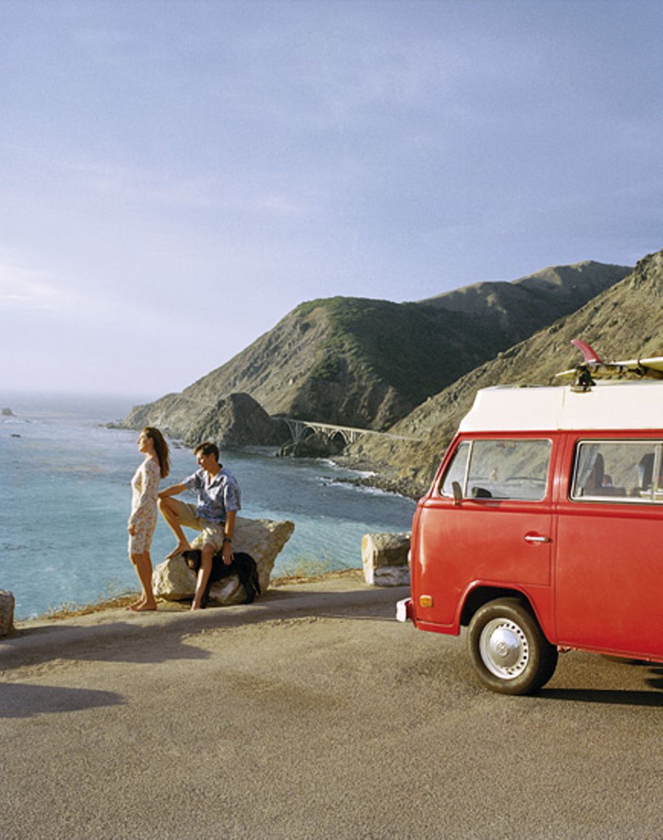 Gruppenbild mit Rell Sunn, dem Hippie-Mobil aus den Siebzigern Gruppenbild mit Rell Sunn, dem Hippie-Mobil aus den Siebzigern