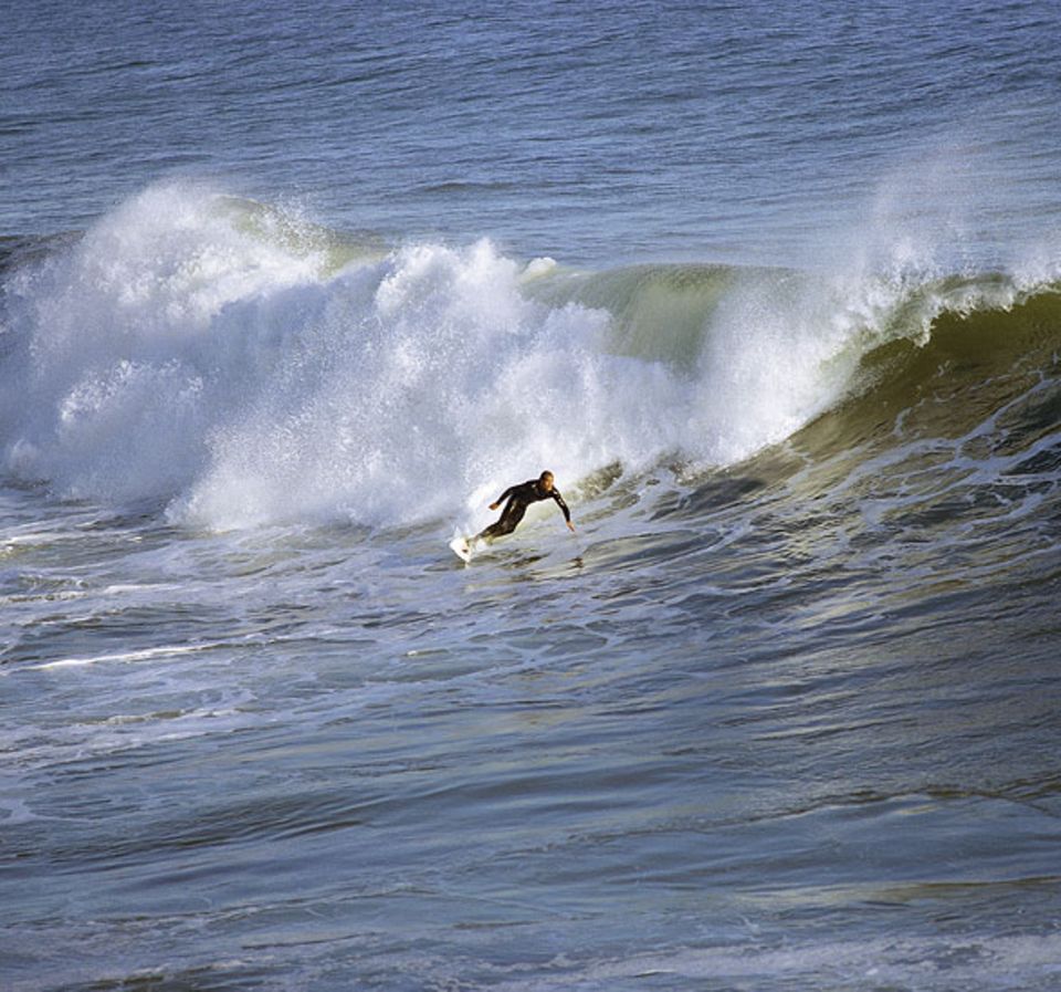Auf der Suche nach der perfekten Welle vor Santa Cruz Auf der Suche nach der perfekten Welle vor Santa Cruz