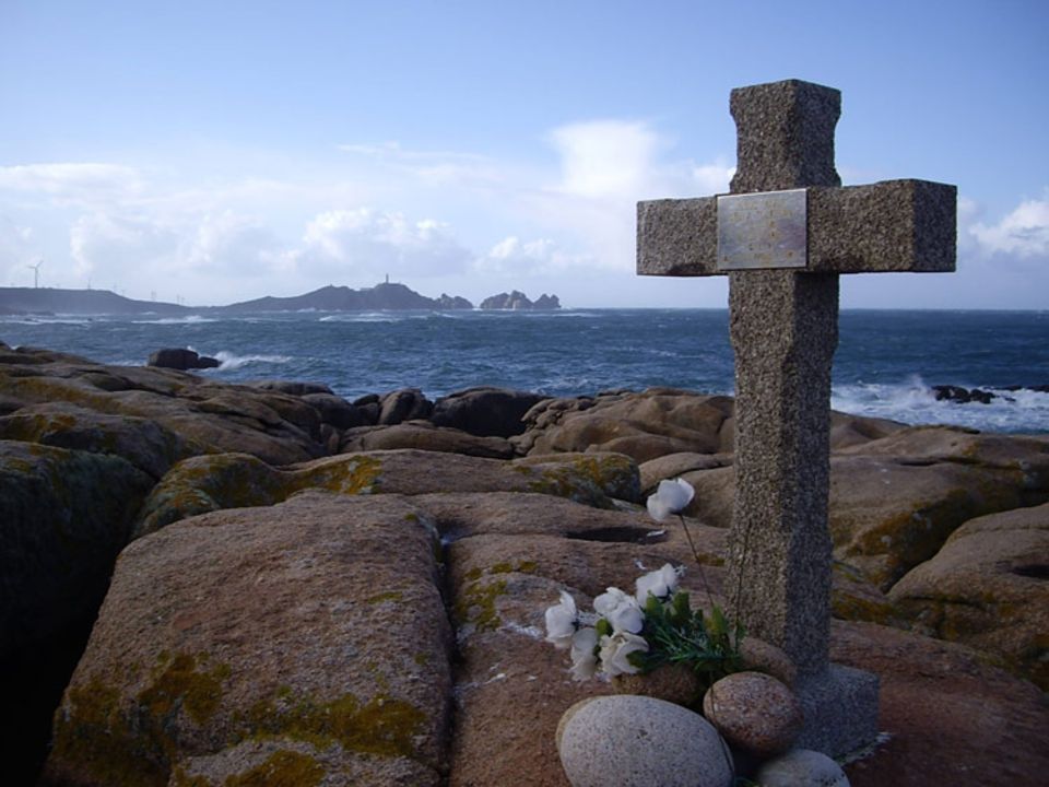 Kreuze auf den Klippen der galicischen Todesküste warnen vor der Gewalt des Meeres Kreuze auf den Klippen der galicischen Todesküste warnen vor der Gewalt des Meeres