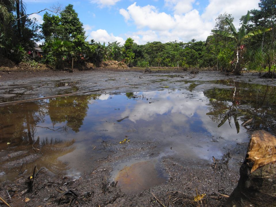 Verseuchte Umwelt durch das ehemaligen Erdöllager Lago Agrio in Ecuador