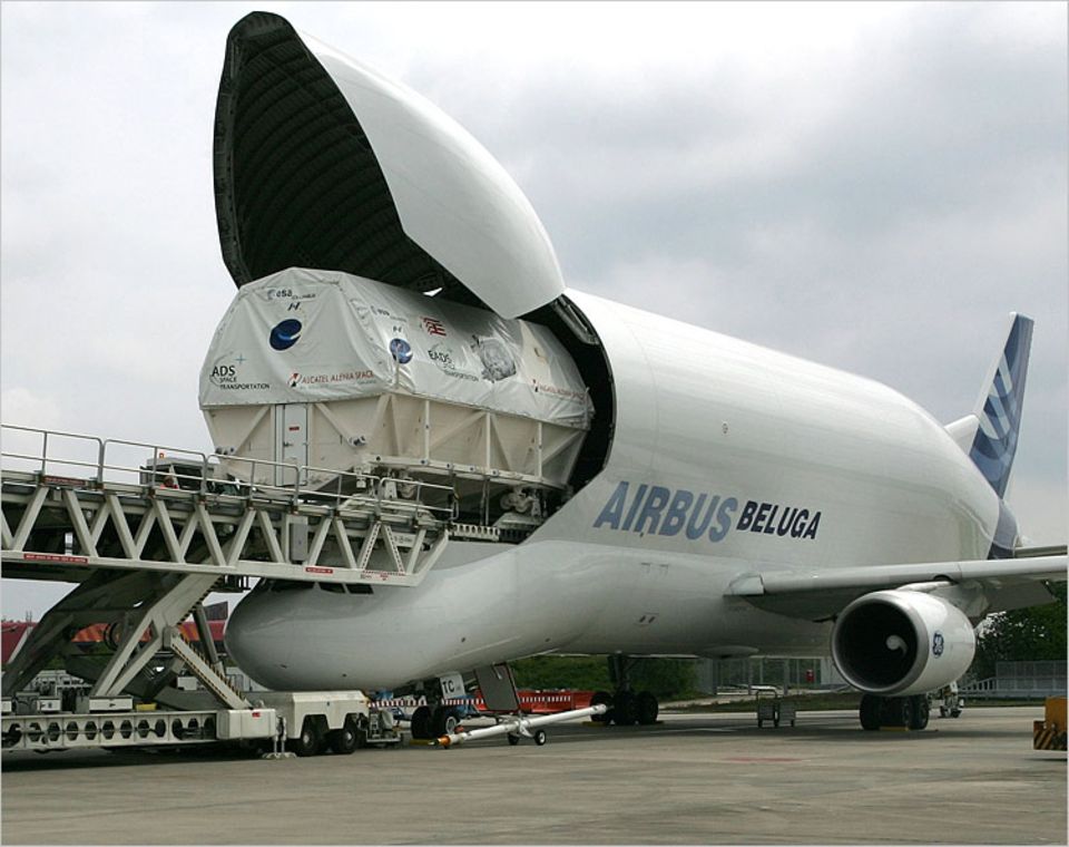 Stationen einer Reise: Im Mai 2006 wurde Columbus mit einem solchen Transportflugzeug aus Bremen zum Raumflughafen Cape Canaveral in Florida (USA) gebracht