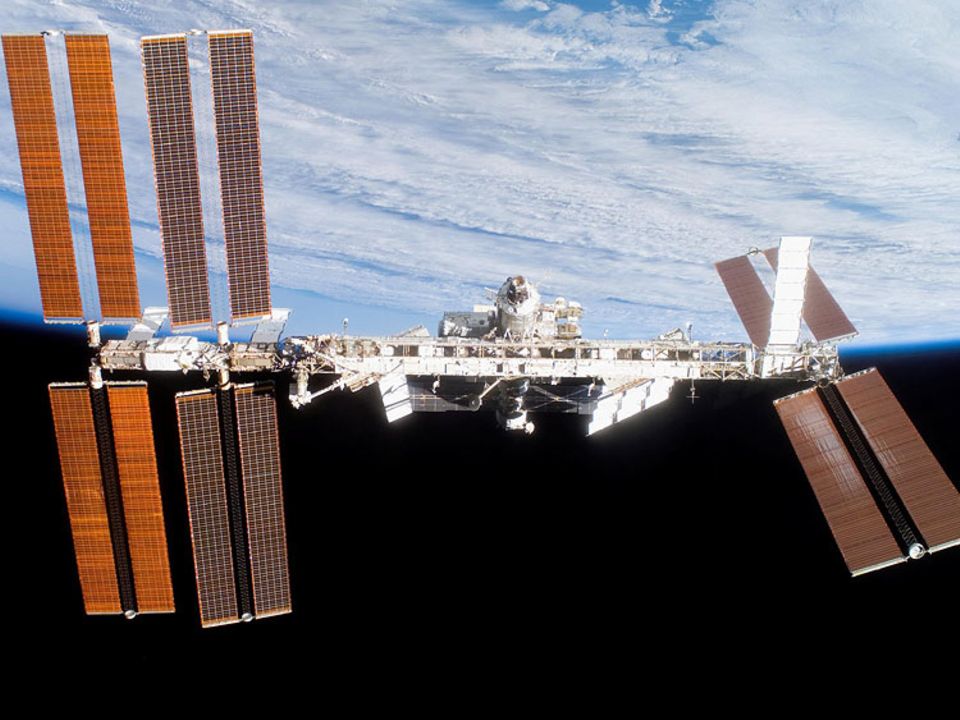 Puzzle aus Sonnensegeln, Wohneinheiten und Laboren: Die Raumstation ISS ist so groß wie ein Fußballfeld und wird seit 1998 im All zusammengebaut Puzzle aus Sonnensegeln, Wohneinheiten und Laboren: Die Raumstation ISS ist so groß wie ein Fußballfeld und wird seit 1998 im All zusammengebaut