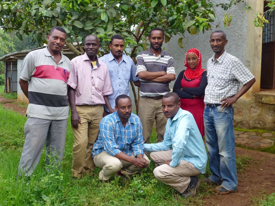 Das Team der Farmers Union um Frehiwet Getahun (in der Hocke, vorne rechts) im April 2014 Das Team der Farmers Union um Frehiwet Getahun (in der Hocke, vorne rechts) im April 2014
