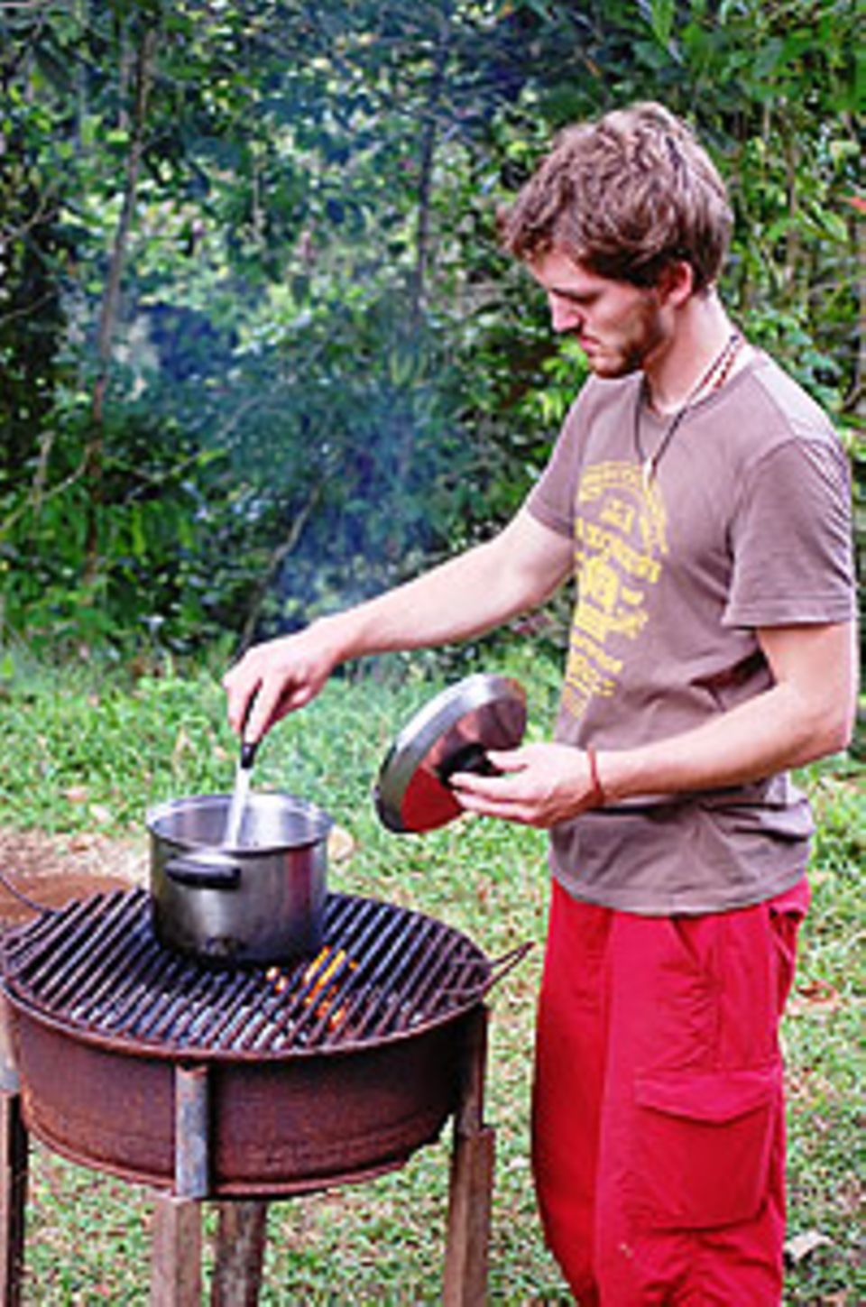 Luxusmahl: Auf einem improvisierten Grill aus einer alten Autofelge köchelte Matthias Maier manchmal Reis mit Bohnen (das Nationalfrühstück in Costa Rica, genannt Gallo Pinto). Luxusmahl: Auf einem improvisierten Grill aus einer alten Autofelge köchelte Matthias Maier manchmal Reis mit Bohnen (das Nationalfrühstück in Costa Rica, genannt Gallo Pinto).