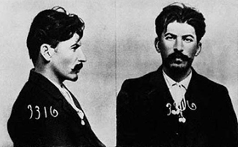 Stalin: Zwar wird Iossif Dschugaschwili mehrmals verhaftet, so 1910 in Baku, wo die Polizei diese Registerkarte über ihn anlegt. Doch man verurteilt ihn stets nur für politsche Delikte - niemals wegen seiner zahlreichen Gewalttaten