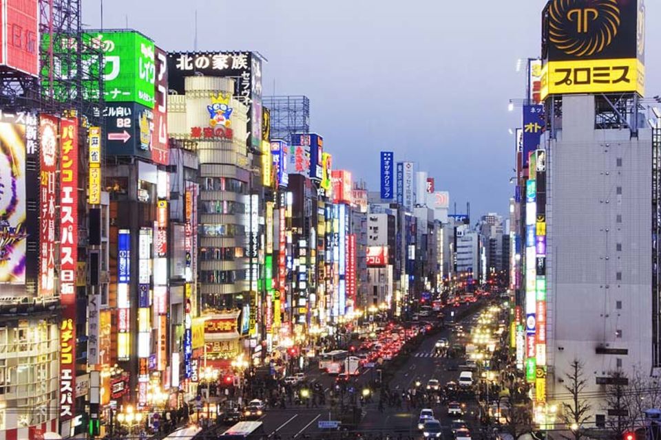 Lichtermeer im Shinjuku District in Tokio