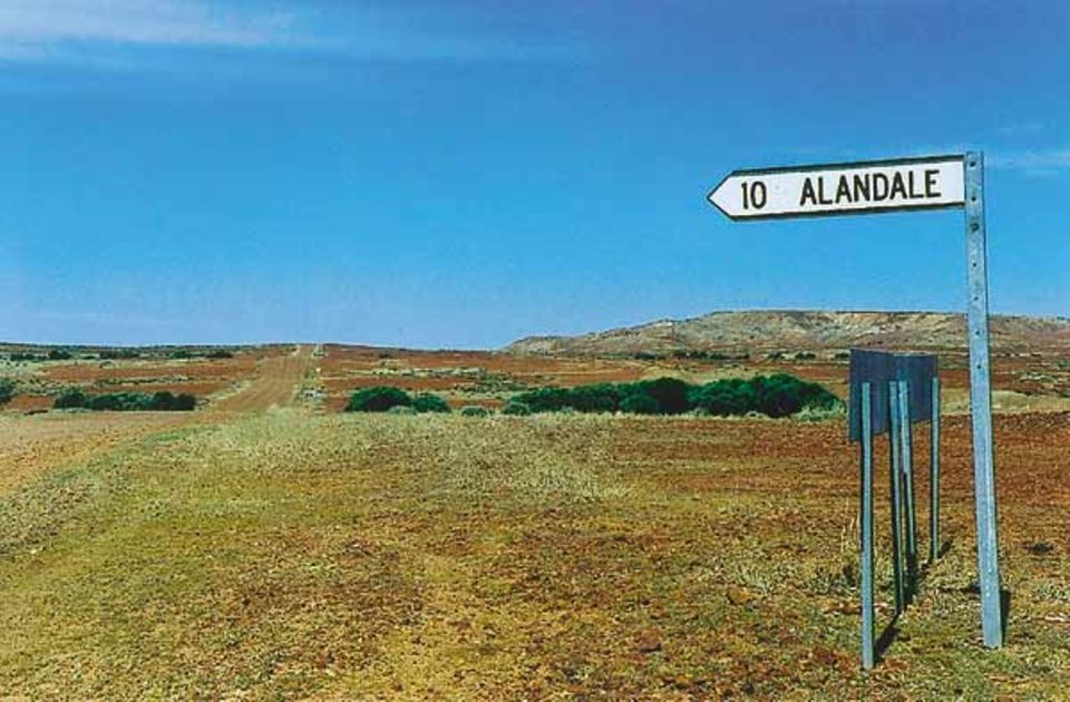 Beruf: Eine holprige Schotterpiste führt zehn Meilen weit zur "Alandale Station". Wer im Outback vorankommen will, braucht ein Auto mit Allradantrieb, denn Asphaltstraßen sind selten Beruf: Eine holprige Schotterpiste führt zehn Meilen weit zur "Alandale Station". Wer im Outback vorankommen will, braucht ein Auto mit Allradantrieb, denn Asphaltstraßen sind selten