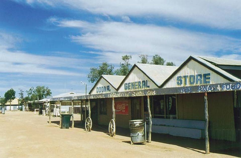 Beruf: Mehl, Salz oder Zucker kauft Henrys Mutter in diesem Geschäft in Oodnadatta. Was es hier nicht gibt, bestellt sie beim Postboten, der die Sachen aus Coober Pedy mitbringt Beruf: Mehl, Salz oder Zucker kauft Henrys Mutter in diesem Geschäft in Oodnadatta. Was es hier nicht gibt, bestellt sie beim Postboten, der die Sachen aus Coober Pedy mitbringt