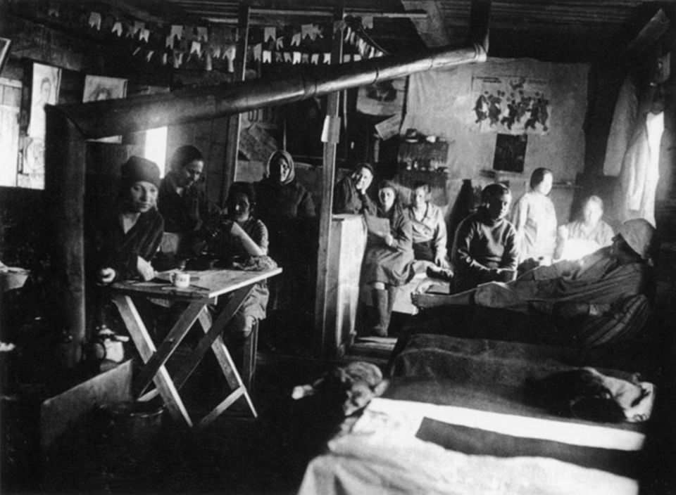 Wer sich nicht anpasste, den brachten Stalins Schergen ins Gulag - Hier eine Frauenunterkunft, deren Insassen nicht selten zu zweit auf einer Pritsche schlafen mussten