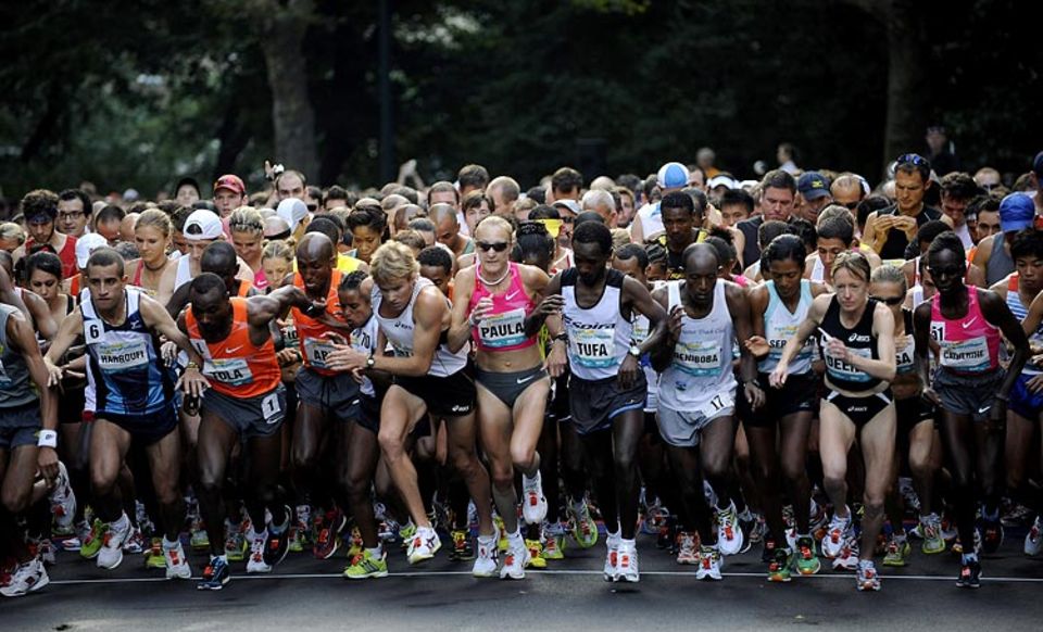 Zu den beliebtesten Laufstrecken gehört der New York City Marathon: Selbst abgehärtete Athleten sind gerührt, wenn mehr als 2,5 Millionen Menschen an der Strecke stehen und ihnen zujubeln