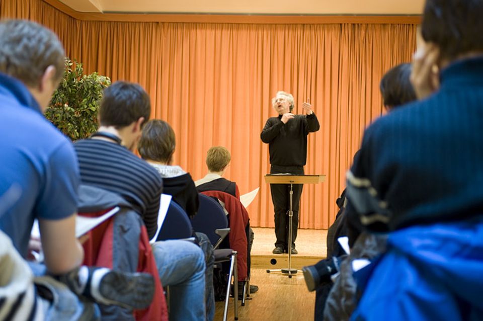 Chorprobe mit Kantor Roderich Kreile Chorprobe mit Kantor Roderich Kreile