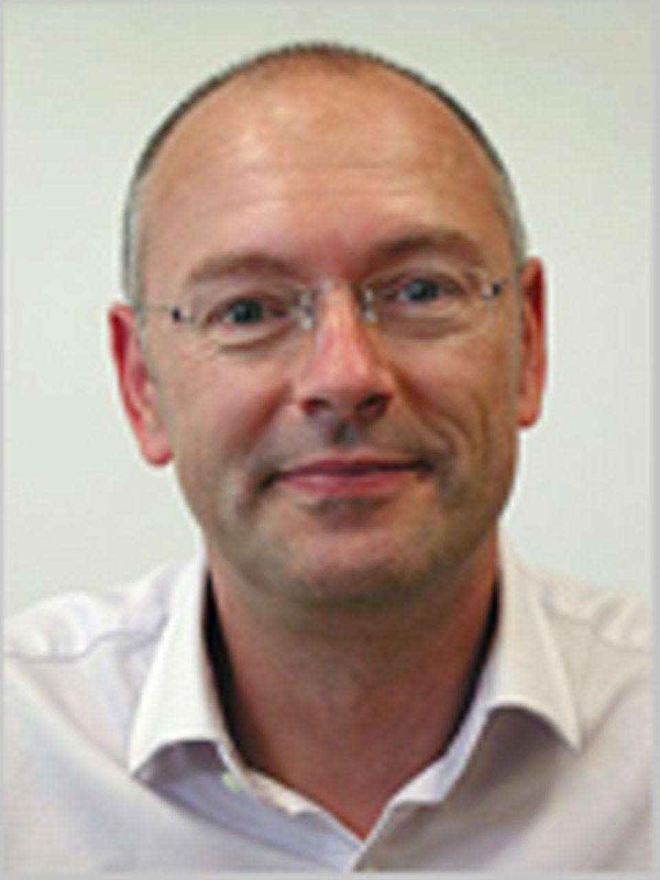 Dr. Peter Barthol arbeitet als Experimentalphysiker und Instrumenten- bauer am Max- Planck-Institut für Sonnensystem- forschung im nieder- sächsischen Katlenburg-Lindau. Er und sein Team plan- ten, rechneten und schraubten sechs Jahre lang, bis das SUNRISE- Teleskop zu seinem ersten Forschungsflug abheben durfte. Dr. Peter Barthol arbeitet als Experimentalphysiker und Instrumenten- bauer am Max- Planck-Institut für Sonnensystem- forschung im nieder- sächsischen Katlenburg-Lindau. Er und sein Team plan- ten, rechneten und schraubten sechs Jahre lang, bis das SUNRISE- Teleskop zu seinem ersten Forschungsflug abheben durfte.