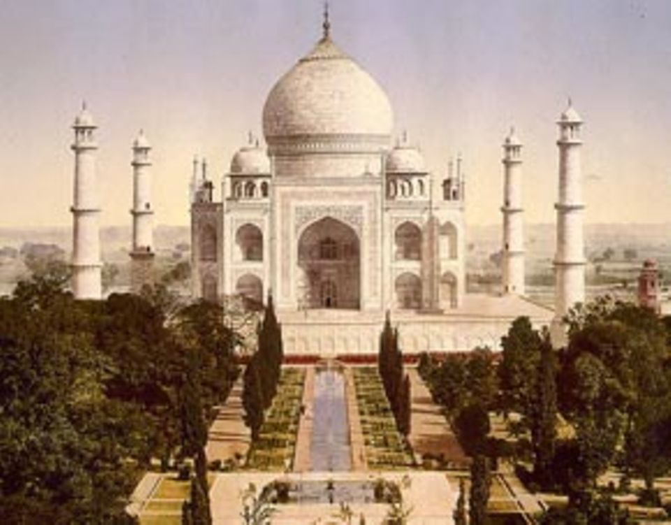 Als seine Frau 1631 stirbt, lässt der muslimische Herrscher Shah Jahan ein gigantisches Grabmal errichten: das Taj Mahal