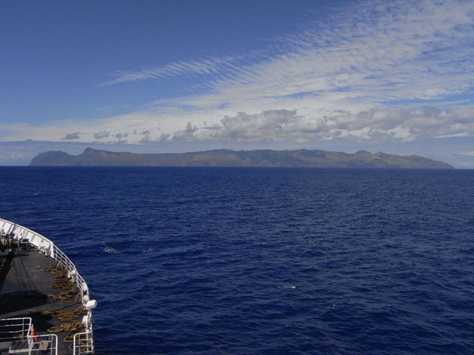 RMS St. Helena ankert vor der einsamen Insel RMS St. Helena ankert vor der einsamen Insel