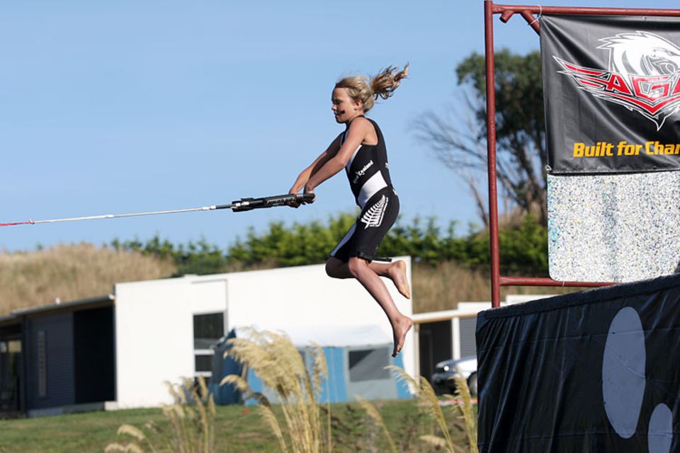 Turmspringerin: Georgia wollte sich bei der Weltmeisterschaft Extra-Punkte sichern und startete deshalb beim Slalom vom drei Meter hohen Turm. Turmspringerin: Georgia wollte sich bei der Weltmeisterschaft Extra-Punkte sichern und startete deshalb beim Slalom vom drei Meter hohen Turm.