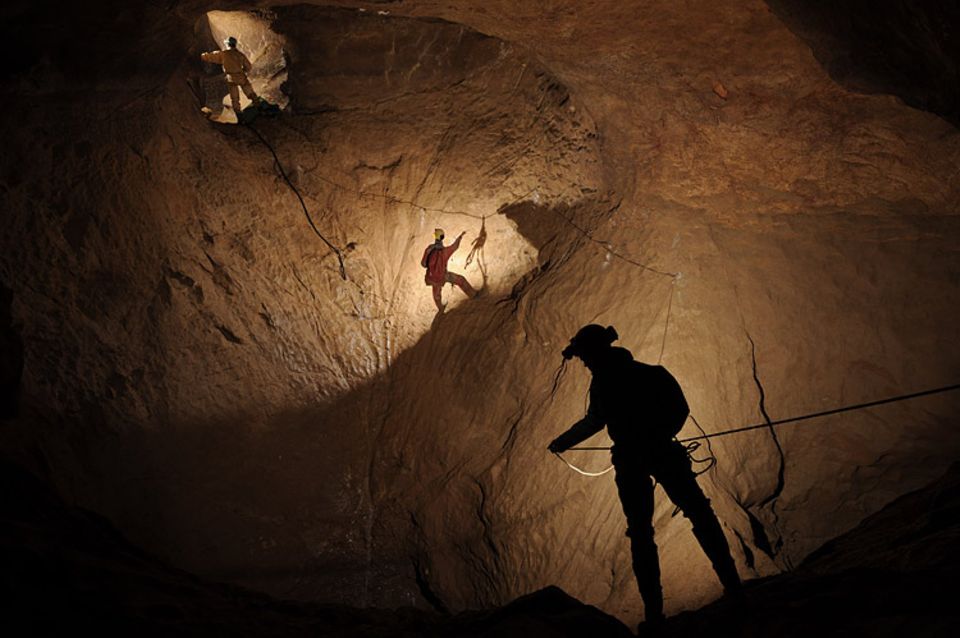 Eine Stunde für ein Bild: Speleologen leuchten einen Teil des Riesendings aus, Deutschlands tiefster Höhle Eine Stunde für ein Bild: Speleologen leuchten einen Teil des Riesendings aus, Deutschlands tiefster Höhle