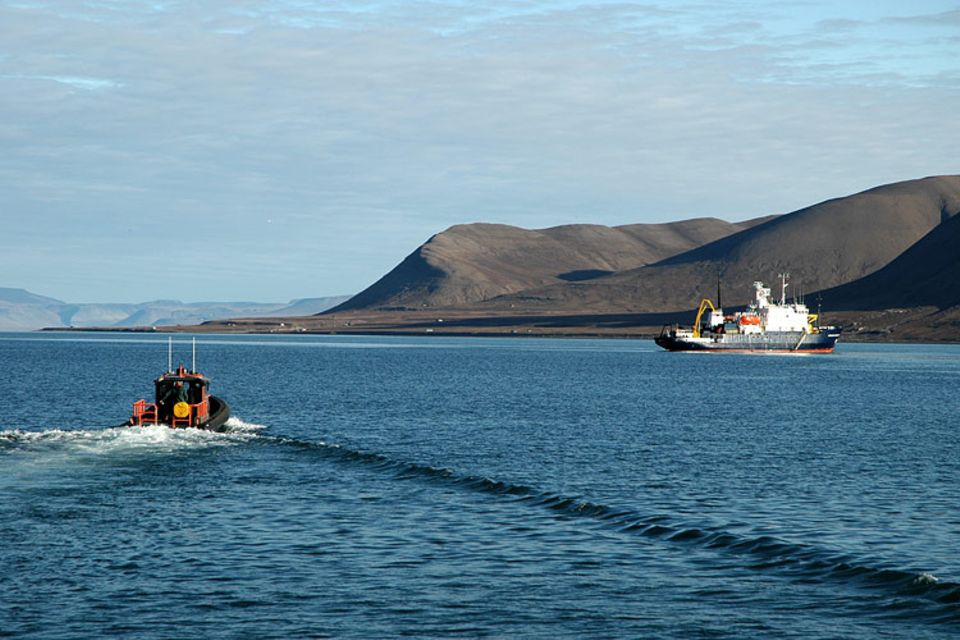 Das russische Expeditionsschiff "Schukalski" liegt im Adventsfjord auf Reede und wird mit einem Speedboot der Hafenmeisterei von Port-Longyear angefahren. Gäste auf dem Boot sind neue Besatzungsmitglieder und ein Hafenlotse, die die Crew der "Schukalski" vervollständigen werden Das russische Expeditionsschiff "Schukalski" liegt im Adventsfjord auf Reede und wird mit einem Speedboot der Hafenmeisterei von Port-Longyear angefahren. Gäste auf dem Boot sind neue Besatzungsmitglieder und ein Hafenlotse, die die Crew der "Schukalski" vervollständigen werden