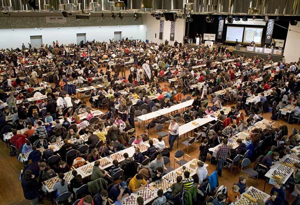 Schachschlacht: Beim Turnier in Hamburg sitzen sich die Gegner reihenweise gegenüber. Jeweils acht Schüler spielen in einer Mannchaft - für das rechte oder das linke Alsterufer Schachschlacht: Beim Turnier in Hamburg sitzen sich die Gegner reihenweise gegenüber. Jeweils acht Schüler spielen in einer Mannchaft - für das rechte oder das linke Alsterufer