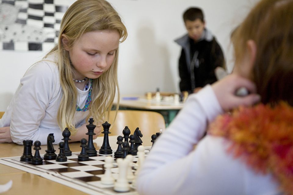 Übung macht den Meister: Die neunjährige Lea trainiert mehrmals die Woche Schach in der Schule. Sie spielt schon seit zwei Jahren - und ist somit bestens auf das große Turnier vorbereitet. Bei diesem tritt sie allerdings nicht "am Brett", sondern am Computer an: Sie spielt gegen ein Team aus Durban in Südafrika Übung macht den Meister: Die neunjährige Lea trainiert mehrmals die Woche Schach in der Schule. Sie spielt schon seit zwei Jahren - und ist somit bestens auf das große Turnier vorbereitet. Bei diesem tritt sie allerdings nicht "am Brett", sondern am Computer an: Sie spielt gegen ein Team aus Durban in Südafrika