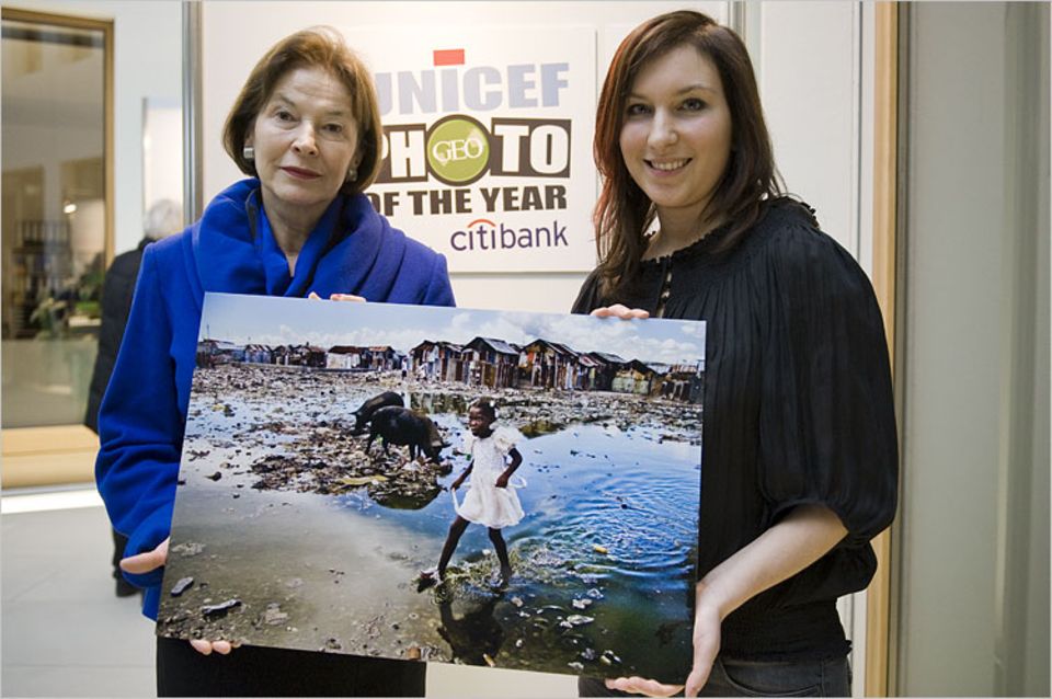 Ein Kinderleben auf Haiti: Eva Luise Köhler überreicht Alice Smeets (re.) die Auszeichnung "UNICEF-Foto des Jahres 2008"