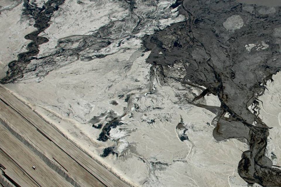 Ein Truck passiert einen der riesigen Giftschlammsee bei Fort McMurray. Seen wie dieser sollen die Endlager für toxischen Schlamm sein