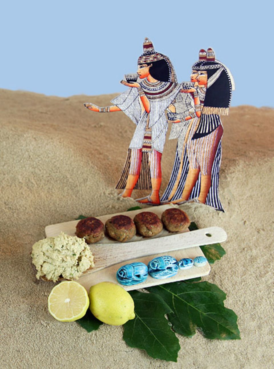 Kochen: Ta'amia (Fleischbällchen, auch bekannt als Falafel) und Tarator-Sauce (links)