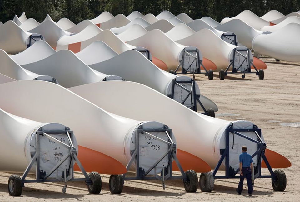Im Freilager der Vestas Blades Deutschland GmbH warten Rotorblaetter versandfertig auf die Auslieferung durch Schwerlasttransporter Im Freilager der Vestas Blades Deutschland GmbH warten Rotorblaetter versandfertig auf die Auslieferung durch Schwerlasttransporter