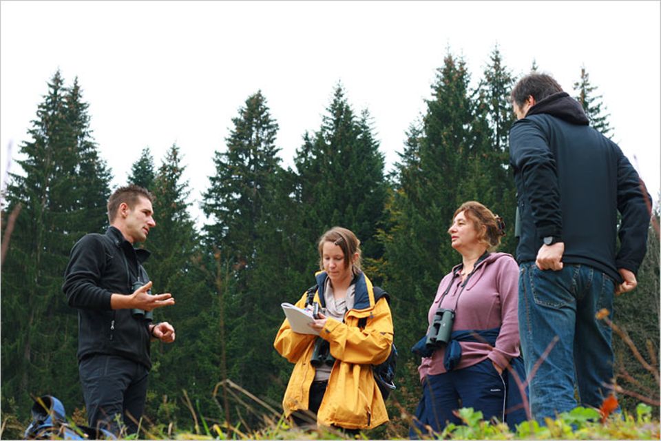 Voll bei der Sache: Die Wandertruppe lauscht den Erklärungen des Nature Watch Guides