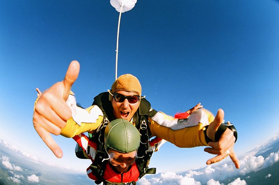 Kick über den Wolken: Tandem-Sprung aus luftiger Höhe Kick über den Wolken: Tandem-Sprung aus luftiger Höhe