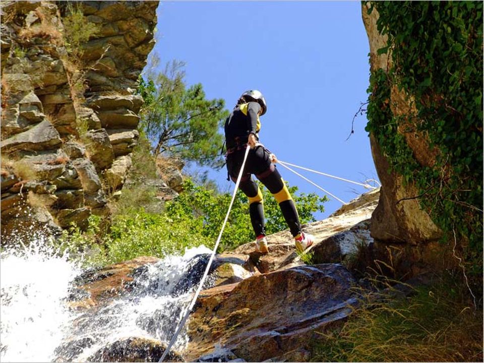 Höhenangst fehl am Platz: Beim Canyoning geht es zum Teil steil bergab Höhenangst fehl am Platz: Beim Canyoning geht es zum Teil steil bergab