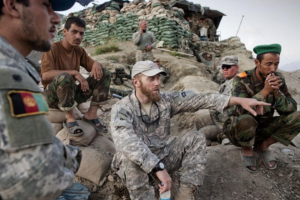 Ethnologe Ted Callahan mit afghanischen Soldaten in der Provinz Khost