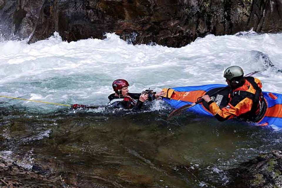 Fotograf Heiner Müller-Elsner (links) musste mehrfach mit ins reißende Wasser des Rio Vez, um die beste Position für eine Aufnahme zu finden; die Bugkamera bediente er per Fernauslöser Fotograf Heiner Müller-Elsner (links) musste mehrfach mit ins reißende Wasser des Rio Vez, um die beste Position für eine Aufnahme zu finden; die Bugkamera bediente er per Fernauslöser