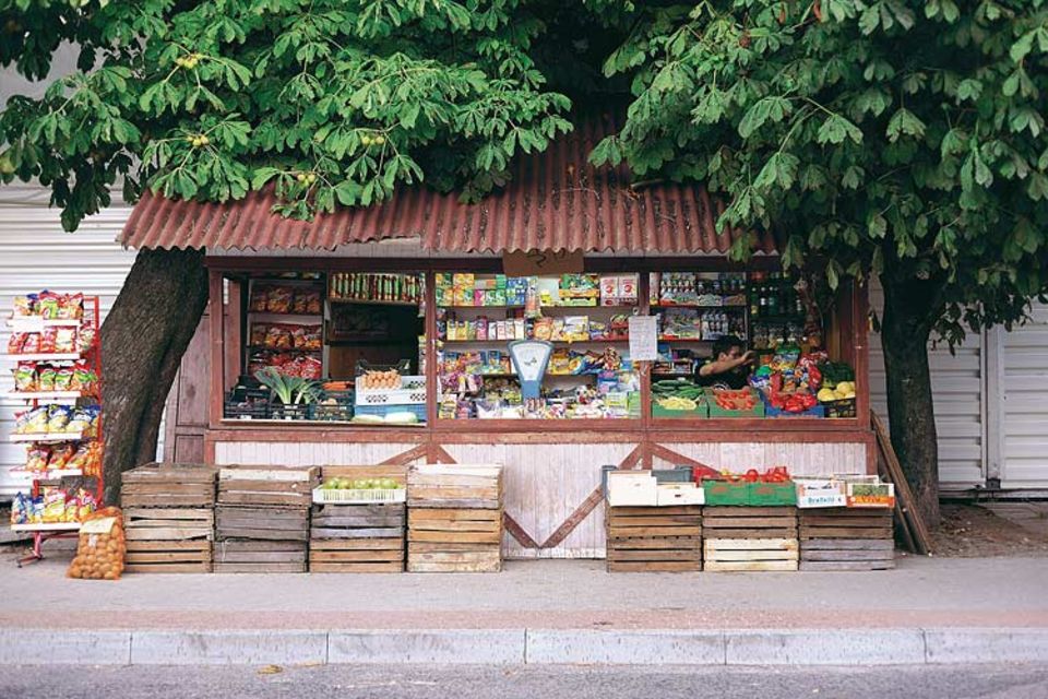Bonbons, Tomaten oder eine kaltes Piwo: Der Kiosk unter den Kastanien von Leba macht Strandbummler froh. Zur Ostsee sind es nur ein paar Schritte Bonbons, Tomaten oder eine kaltes Piwo: Der Kiosk unter den Kastanien von Leba macht Strandbummler froh. Zur Ostsee sind es nur ein paar Schritte