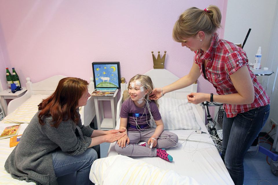 Forschung: Marilen mit ihrer Mama und "Verkablerin" Marieke Schultz im Kinderschlaflabor des Krankenhauses Elim in Hamburg