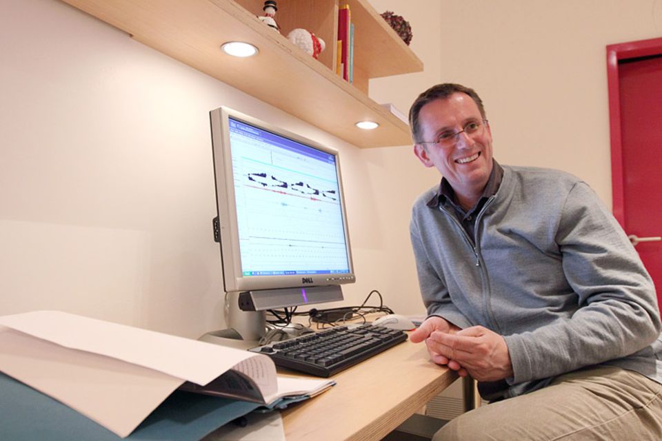 Forschung: Dr. Hilmar Uhlig beschäftigt sich seit vielen Jahren mit Schlafstörungen. Am Computer wertet er die Schlafprofile seiner Patienten aus Forschung: Dr. Hilmar Uhlig beschäftigt sich seit vielen Jahren mit Schlafstörungen. Am Computer wertet er die Schlafprofile seiner Patienten aus
